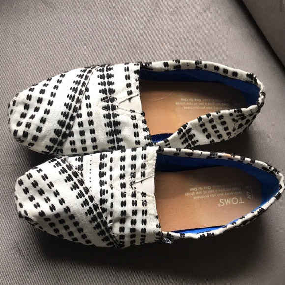 Women’s Toms slip is - Picture 2 of 4